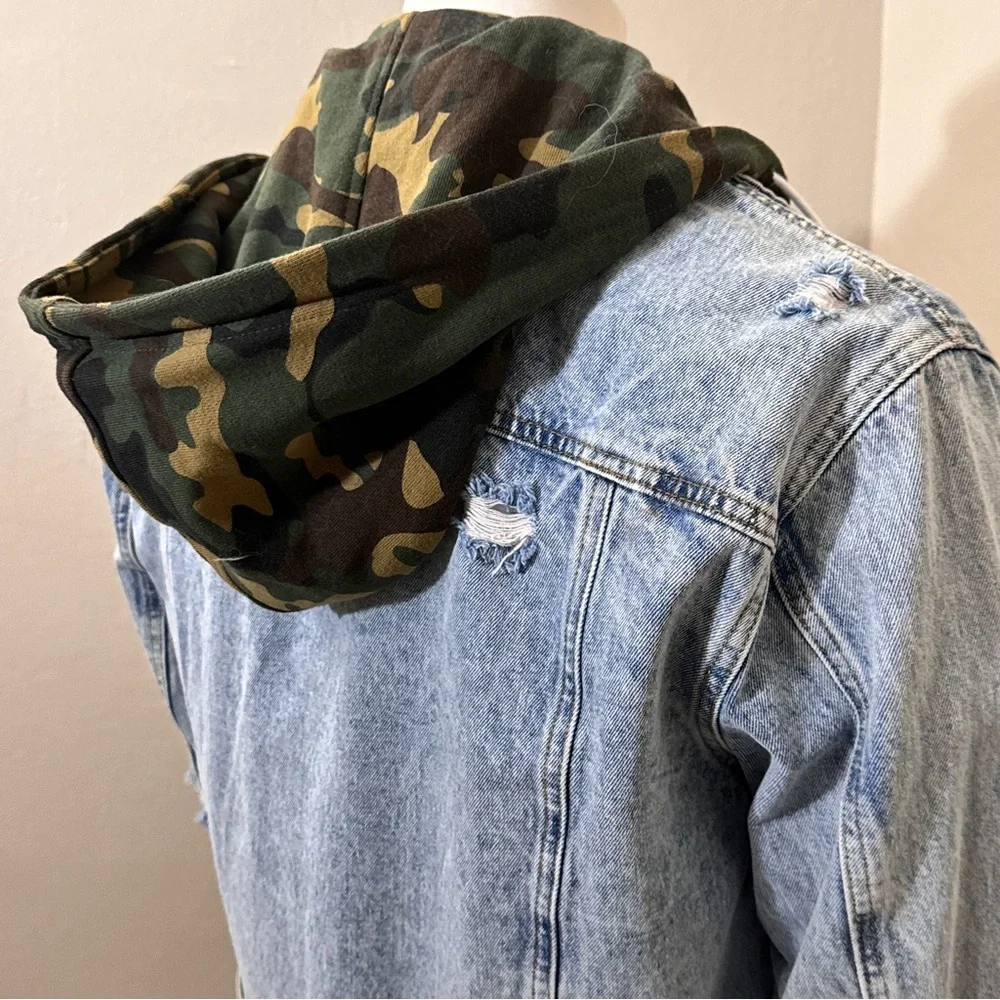 Forever 21 Men’s Light Wash Denim Jacket Camo Hood Size Large Distressed New